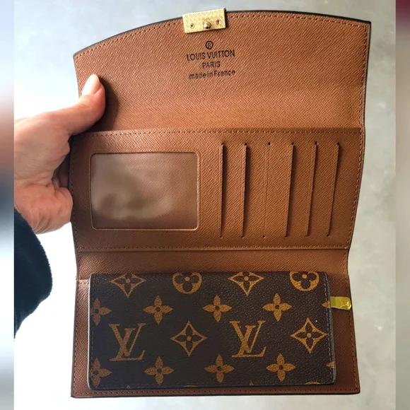 Luxury Designer Wallet - Picture 2 of 2